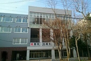 近くの桑園小学校まで950m（徒歩12分）