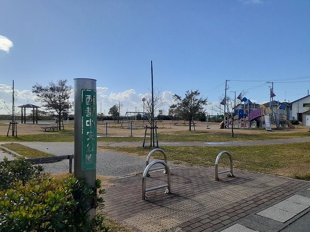 近くの西都中央公園まで1,400m（徒歩18分）