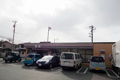 近くのコンビニまで300m（徒歩4分）