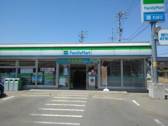 近くのファミリーマート千曲八幡店まで800m（徒歩10分）