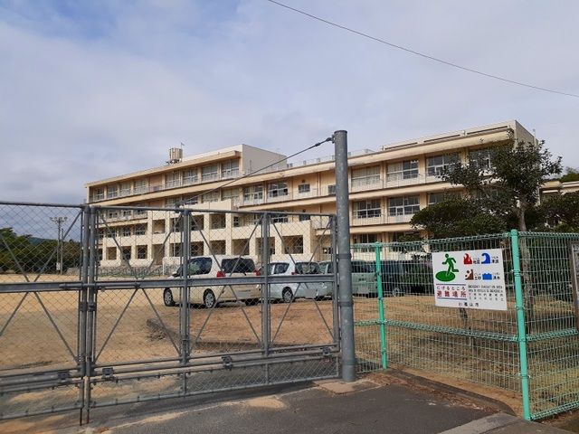 近くの瀬戸小学校まで650m（徒歩9分）
