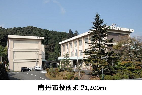 近くの南丹市役所まで1,200m（徒歩15分）