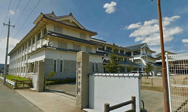 近くの園部中学校まで1,000m（徒歩13分）