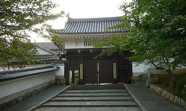 近くの京都府立園部高等学校まで750m（徒歩10分）