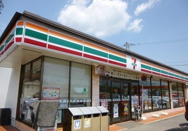近くのセブンイレブンまで240m（徒歩3分）
