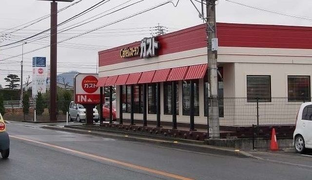 近くのガスト　三名店さんまで1,800m（徒歩23分）