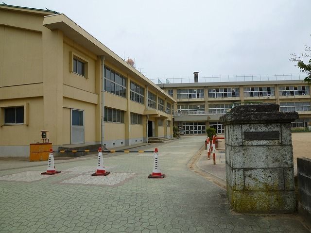 近くの野村小学校まで1,800m（徒歩23分）