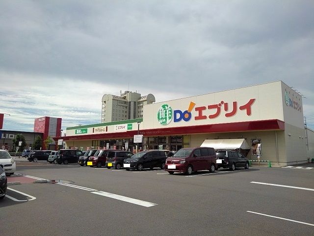 近くのエブリィ宇多津店まで550m(徒歩7分)