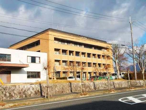 近くの役所まで550m（徒歩7分）