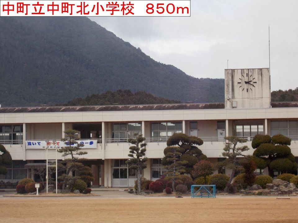 近くの小学校まで850m（徒歩11分）