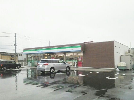 近くのファミリーマートまで120m(徒歩2分)