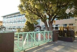 近くの八南小学校まで1,150m(徒歩15分)