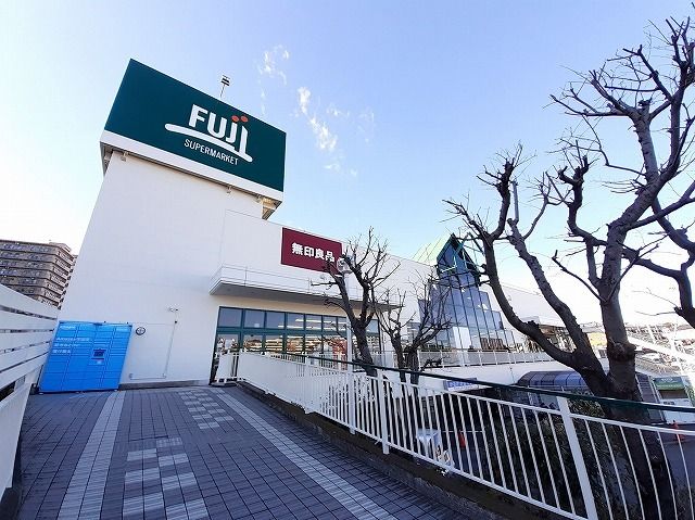 近くのFUJIまで750m（徒歩10分）