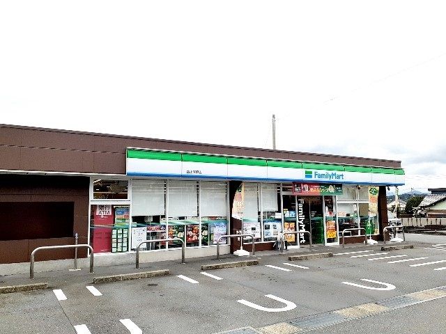 近くのコンビニまで300m（徒歩4分）