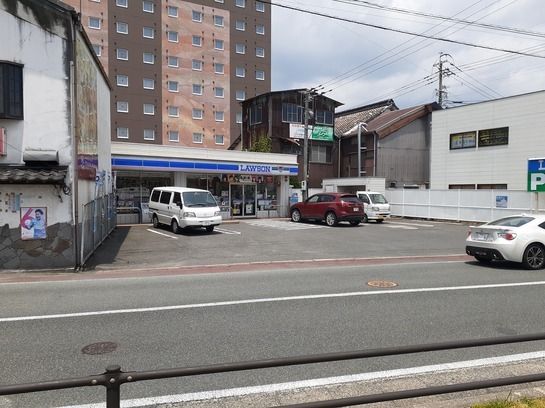 近くのローソン鳥栖駅前店まで530m（徒歩7分）