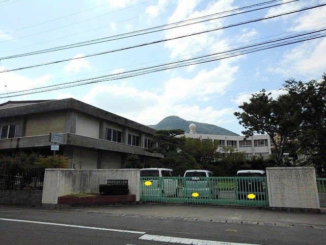 近くの坂出市立府中小学校まで700m(徒歩9分)