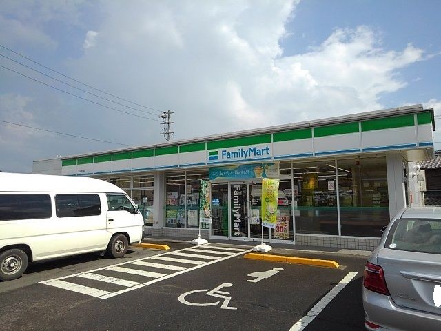 近くのファミリーマート坂出府中店まで1,200m(徒歩15分)