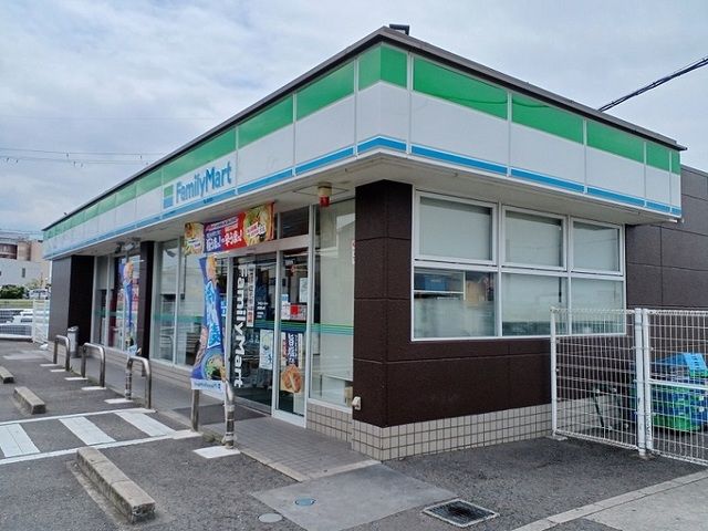 近くのファミリーマート様まで350m（徒歩5分）