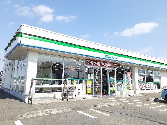 近くのファミリーマート大田原南金丸店まで1,300m（徒歩17分）