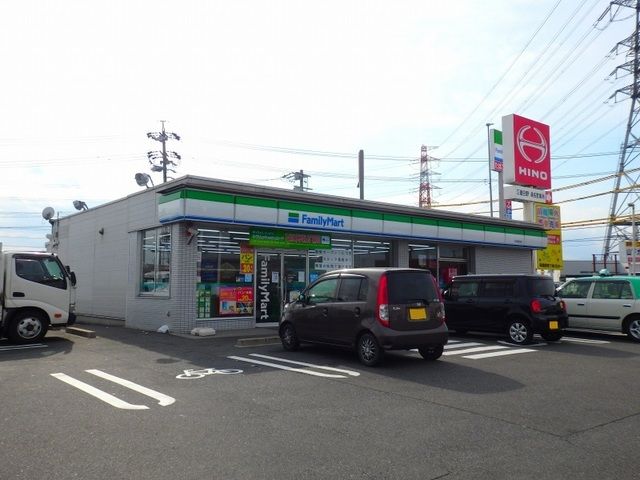 近くのファミリーマート名四亀須店まで450m（徒歩6分）