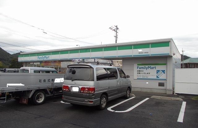 近くのファミリーマートさんまで1,300m（徒歩17分）