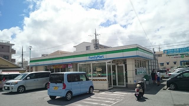 近くのファミリーマート銘苅三丁目店まで100m(徒歩2分)
