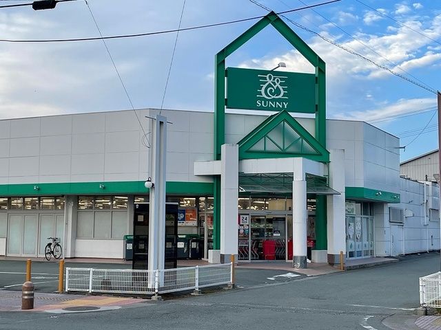 近くのサニー桜木店まで500m（徒歩7分）