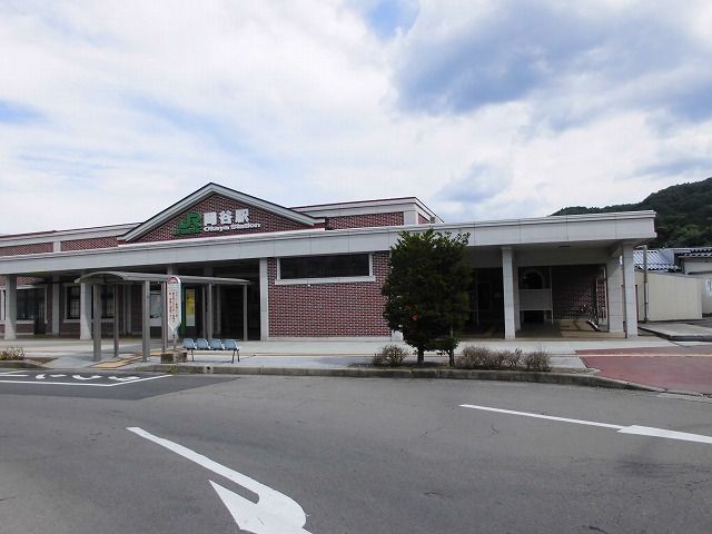 近くの岡谷駅まで550m（徒歩7分）