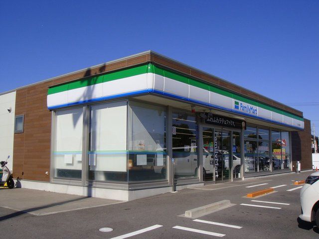 近くのファミリーマート守山小島町店まで205m（徒歩3分）