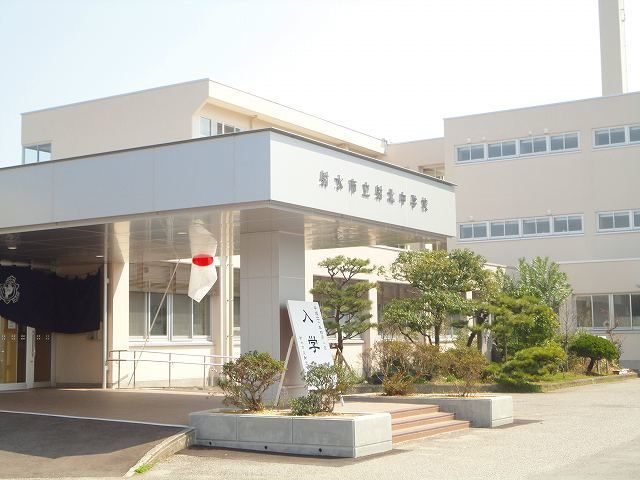 近くの射北中学校まで3,200m(徒歩40分)