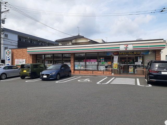 近くのセブンイレブン福岡原5丁目店まで600m（徒歩8分）