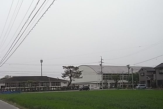 近くの南中学校まで750m(徒歩10分)