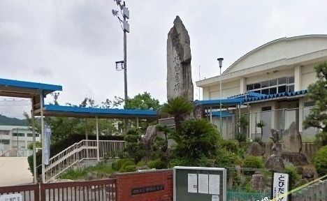 近くの畑賀小学校まで800m（徒歩10分）