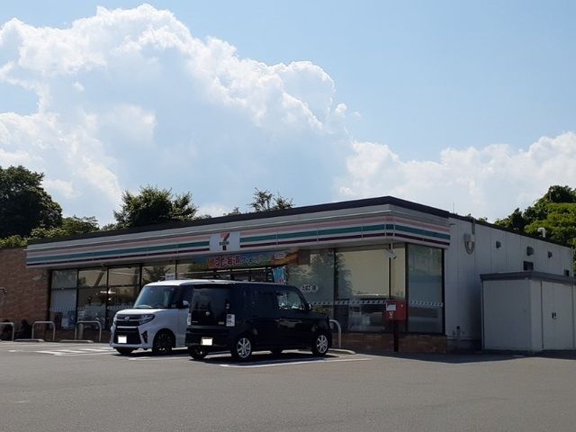 近くのコンビニまで800m（徒歩10分）