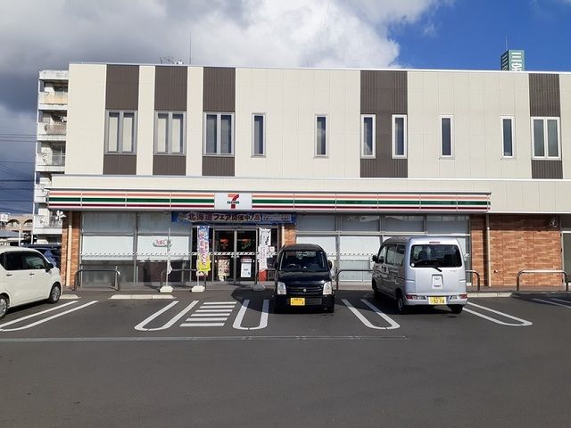 近くのコンビニまで550m（徒歩7分）