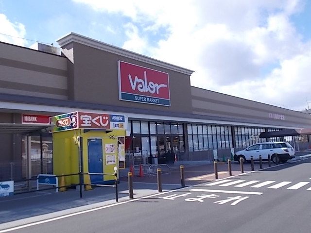 近くのバロー領下店まで1,400m（徒歩18分）