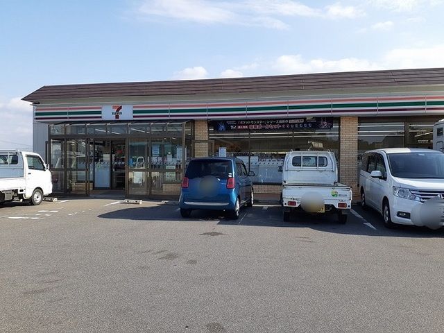 近くのコンビニまで607m（徒歩8分）