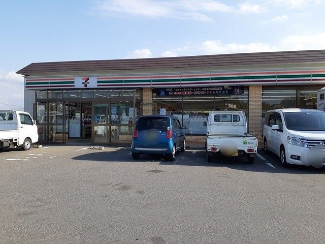 近くのコンビニまで607m（徒歩8分）