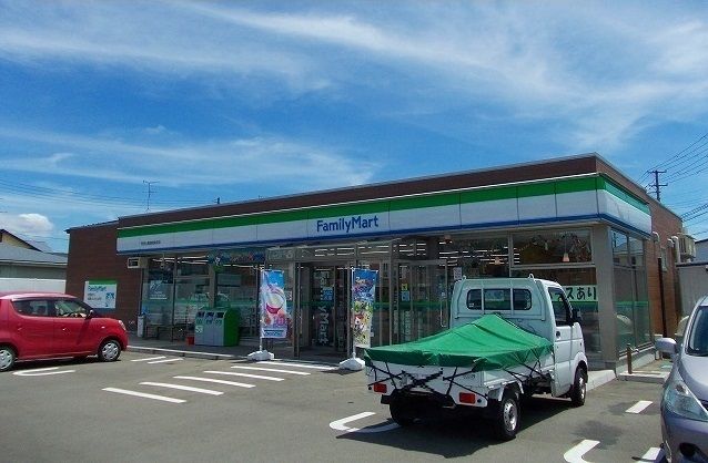 近くのファミリーマート土崎相染町店まで190m（徒歩3分）