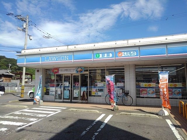 近くのローソン多度津町東白方店まで600m（徒歩8分）