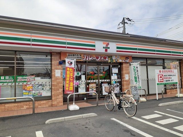 近くのコンビニまで262m（徒歩4分）
