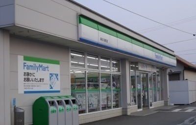 近くのファミリーマートさんまで600m（徒歩8分）