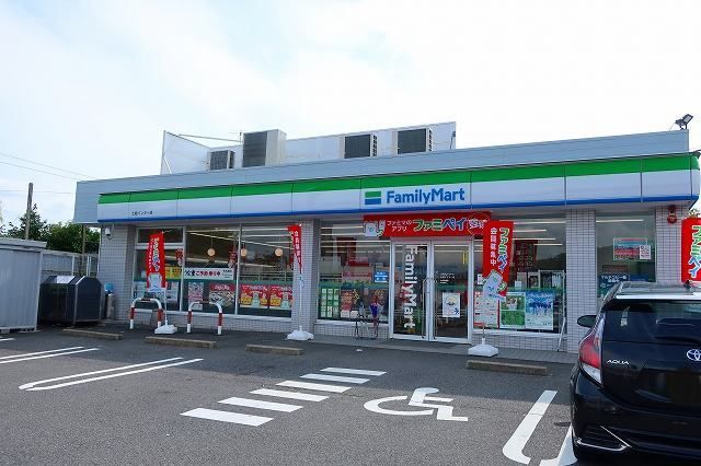 近くのファミリーマートまで500m（徒歩7分）