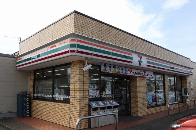 近くのセブンイレブン新井国賀店まで800m(徒歩10分)