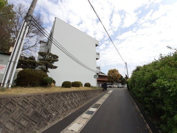 近くの善通寺市立南部小学校まで1,300m（徒歩17分）