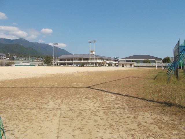 近くの小学校まで180m（徒歩3分）