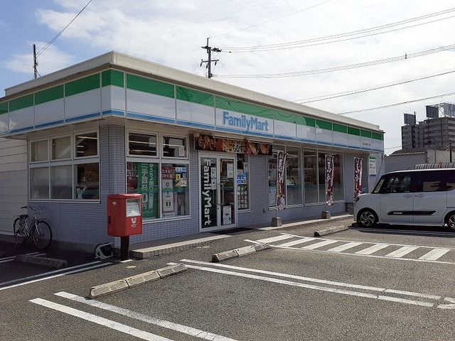 近くのファミリーマート御領８丁目店まで250m（徒歩4分）