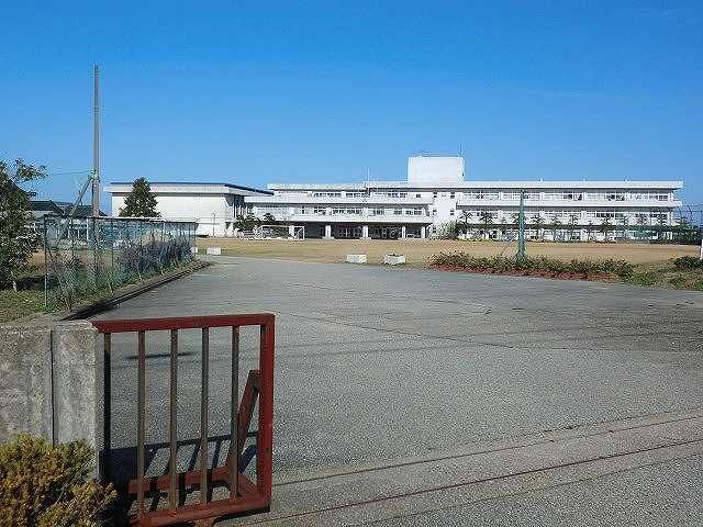 近くの西條中学校まで300m(徒歩4分)