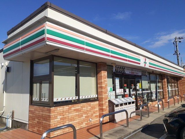 近くのセブンイレブン黒部堀切店まで700m（徒歩9分）
