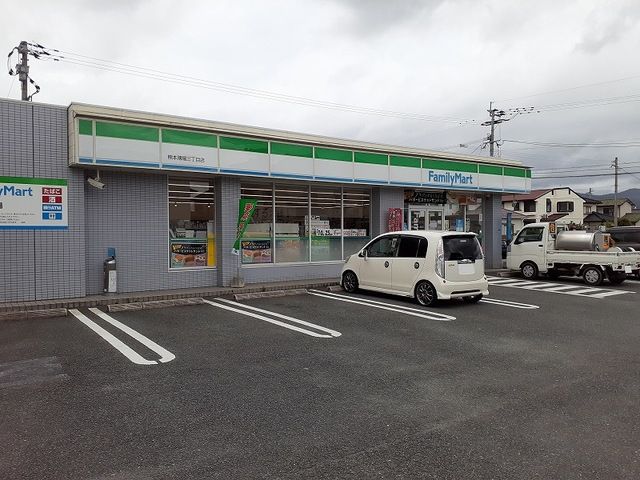 近くのファミリーマート薄場三丁目店まで800m（徒歩10分）
